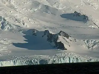 Blick von der Bransfieldstraße auf den Radomir&nbsp;Knoll (vorne: Prespa-Gletscher, hinten rechts: Preslav&nbsp;Crag)