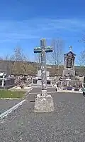 Friedhofskreuz und Gedenktafel