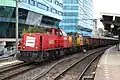 Zwei 6400-Lokomo­tiven in Railion-rot und NS-gelb/grau mit Railion-Emblem in Arnhem