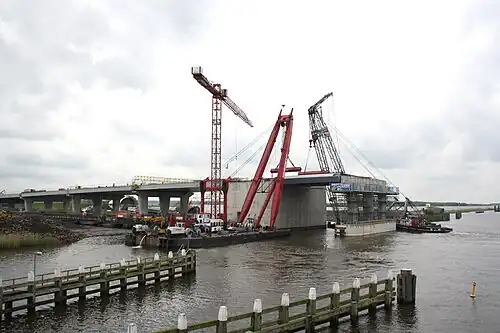 Einschwimmen des Balkenträgers der Klappbrücke im Mai 2012 (Blick nach SW auf das Ramsdiep)