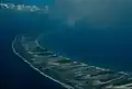 Westlicher Teil von Rangiroa, die Lagune ist rechts