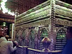 Der Schrein mit al-Husains Kopf in der Imam-Husain-Moschee
