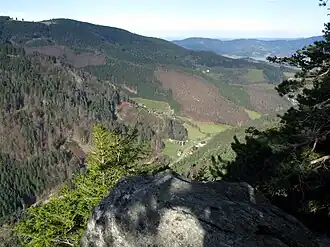 Blick vom Gfällfelsen aufs Rappeneck (links)