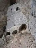 Frontmauer mit Hocheingang