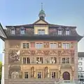 Die Nordfassade, u.&nbsp;a. mit der Stauffacherin und der Übergabe des Freiheitsbriefs zu Faenza 1240