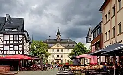 Blick über den Marktplatz auf das Rathaus