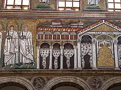 Durch Justinian veränderte Mosaiken: Die im Palast Dargestellten aus der Theoderich-Zeit wurden durch Vorhänge ersetzt, nur noch in den Säulen sind Hände erkennbar