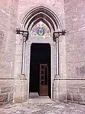 Seitenportal des Neubaus im neogotischen Stil