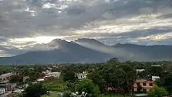 Skyline von Reasi, Jammu und Kaschmir von einem Dach aus