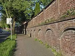 Sanierte Mauer