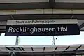 Bahnhofsschild mit Zusatzhinweis auf die Ruhrfestspiele