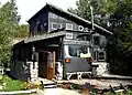 Haus, teilweise aus Recyclingware.