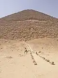 Aufgang zur Pyramide