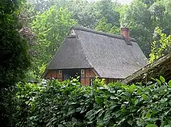 Reetdachhaus (von ca. 1680) im Ortsteil Böddenstedt