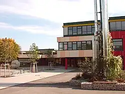 Regiomontanus-Gymnasium; links im Bild der Brunnen von Waldemar Kuhn (2006)