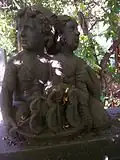 Putten am Grabmal Richard Poetzsch (rechts)