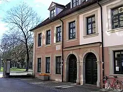 In diesem Haus am Schloßplatz befand sich die Werkstatt von Erwin Moritz Reiniger. Eine Gedenktafel erinnert an die Ursprünge der Medizintechnik in Erlangen