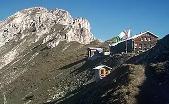 Blick von Süden auf die Reither Spitze und die Nördlinger Hütte