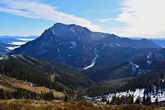 Die abweisende Nord- & Westseite. Am rechten Bildrand das Hoheneck, nach links hinten zieht sich der Gößgraben, Trofaiach unter Nebel.