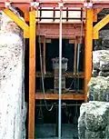 Detailansicht zur Konstruktion der Seilwinden- und Aufzugtechnik mit den Kontergewichten.