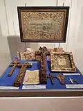 Ausstellungsvitrine zur religiösen Kunst