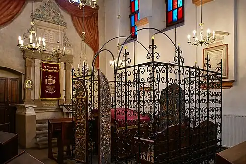 Bima und Toraschrein (Aron ha-Kodesh)