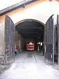 Remise in Kaltern mit Resten des Gleises