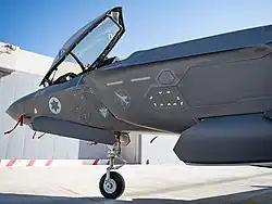 Eine F-35I Adir der 117. Staffel „First Jet“ (Jet-im-Fadenkreuz-Symbol) bei der Reaktivierung am 1. Juli 2021