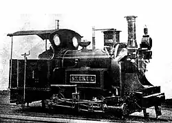 Historisches Schwarz-Weiß-Foto der ersten in Rumänien fahrenden Dampflokomotive, der SZEKUL