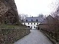 Blick in der Burgauffahrt nach Süden zum Bergamts-Haus (2019)