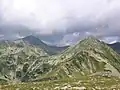 Links Vf. Peleaga (2509&nbsp;m), rechts Vf. Păpuşa (2508&nbsp;m)