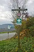 Rettungspunkt und Wegzeichen im Hunsrück an der Einmündung der K117 in die L212 unweit Weiler, Gemeinde Boppard Rheinland-Pfalz