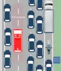 Rettungsgasse bei erlaubtem Befahren des Seitenstreifens durch Zeichen 223.1