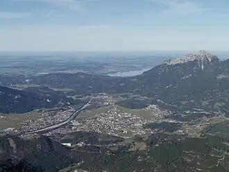 Blick vom Thaneller (2341&nbsp;m) Richtung Nordwesten In der Bildmitte Reutte, links davon der Lech. Durch einen Höhenzug von Reutte getrennt mittig der Forggensee, rechts davon der Säuling (2048&nbsp;m), links der Weißensee