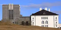 Das Nationaltheater (Þjóðleikhúsið) von der Ingólfsstræti aus mit dem alten Gebäude der Nationalbibliothek (Landsbókasafnið), Reykjavík.