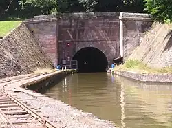 Östlicher Tunnelmund bei Arzviller mit Gleis der Treidelbahn