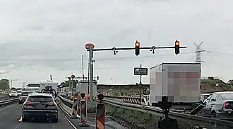 Die Ampel der Zufahrt von der Industriestraße kommend ist auf Rot, da ein LKW die 3,5-Tonnen-Gewichtsbeschränkung ignoriert hat.