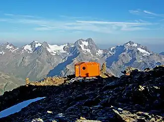 Rheinland-Pfalz-Biwak im Morgenlicht. Im Hintergrund der Kaunergrat der Ötztaler Alpen, hinter dem Biwak die Watzespitze.