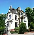 Rheinstraße 1; Die untypische Bebauung resultiert aus der Straßenerweiterung um ca. 1880. Erst danach steht das ca. 1860 gebaute Haus am östlichen Anfang der Rheinstraße.