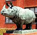 Nashornskulpturen Bessie und Victoria am Biological Sciences Building der Harvard University – zweite Skulptur