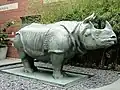 Nashornskulpturen Bessie und Victoria am Biological Sciences Building der Harvard University – erste Skulptur