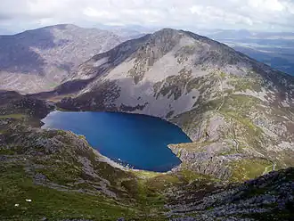 Llyn Hywel, Rhinog Fawr (links) und Rhinog Fach von Y Llethr