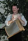 Christoph Leibold mit Waschbrett und Milchkanne