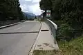 Westrampe, Brücke über den Doserbach mit deutsch-österreichischer Grenze; Blick in Richtung Westen nach Österreich
