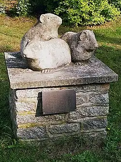 Das Meerschweinchen-Denkmal erinnert an deren Einsatz als Versuchstiere am FLI bei der MKS-Erforschung seit den 1920er Jahren.