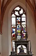 Ostfenster mit Apostel Andreas, der heiligen Veronika, Anna selbdritt, Emblemen und Wappen der Stifterfamilie