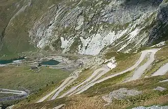 Blick aus den Serpentinen hinab zum Rifugio Scarfiotti