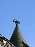 Skulptur einer wütenden Katze auf dem Dach