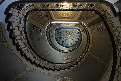 Auge eines Jugendstiltreppenhauses in Riga