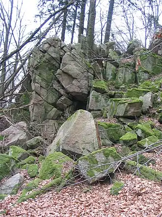 Flasergranitoid-Felsklippe auf der Rimdidim-Höhe (499&nbsp;m ü.&nbsp;NN)